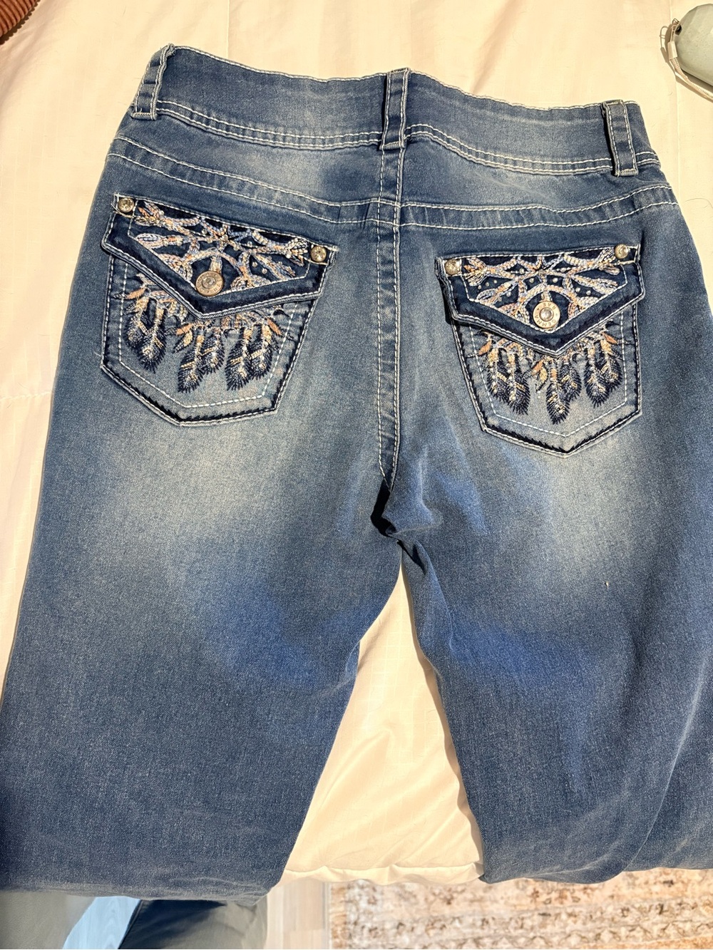 Embroidered Back-Pocket Flare Jeans in Blue